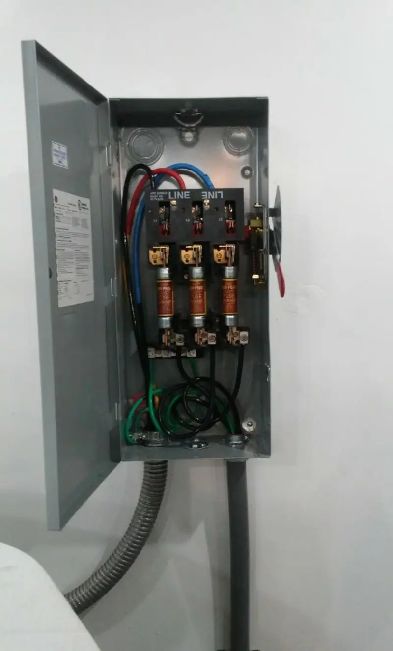 Three-phase disconnect switch installed for Smoke Detector Installation in Springfield